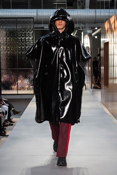 تصاميم راقية بلمسة جريئة ... اليك مجموعة Ricardo Tisci الأولى لدار Burberry